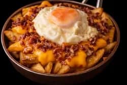Patatas con cheddar y huevo
